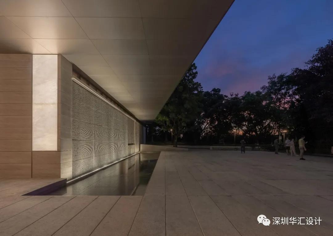 深圳莲花山公园展示中心——糅合自然与陈列的墙/深圳华汇设计