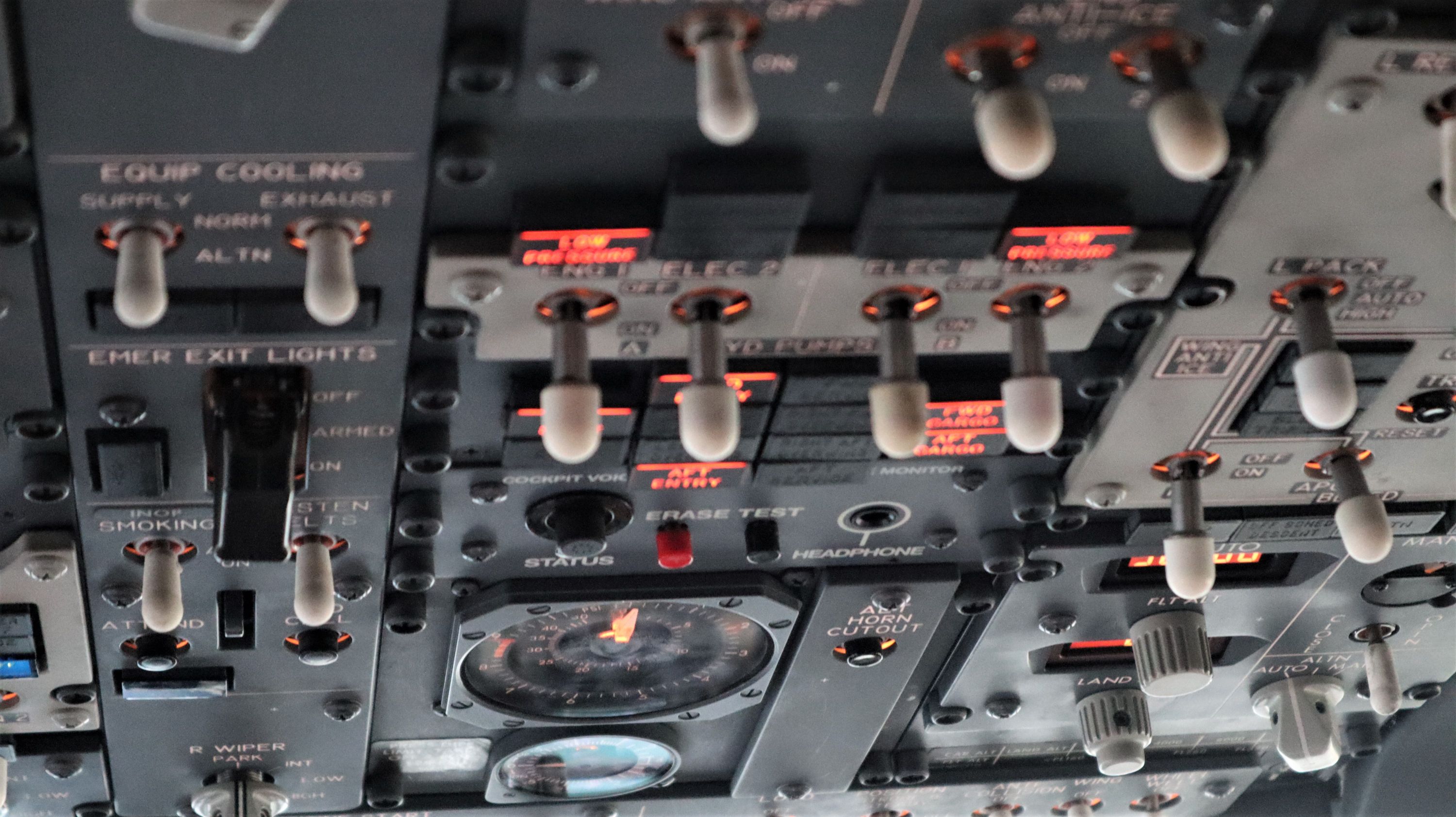 票价100块的欧洲超短线！座椅比国内廉航还窄，坐几分钟都受不了