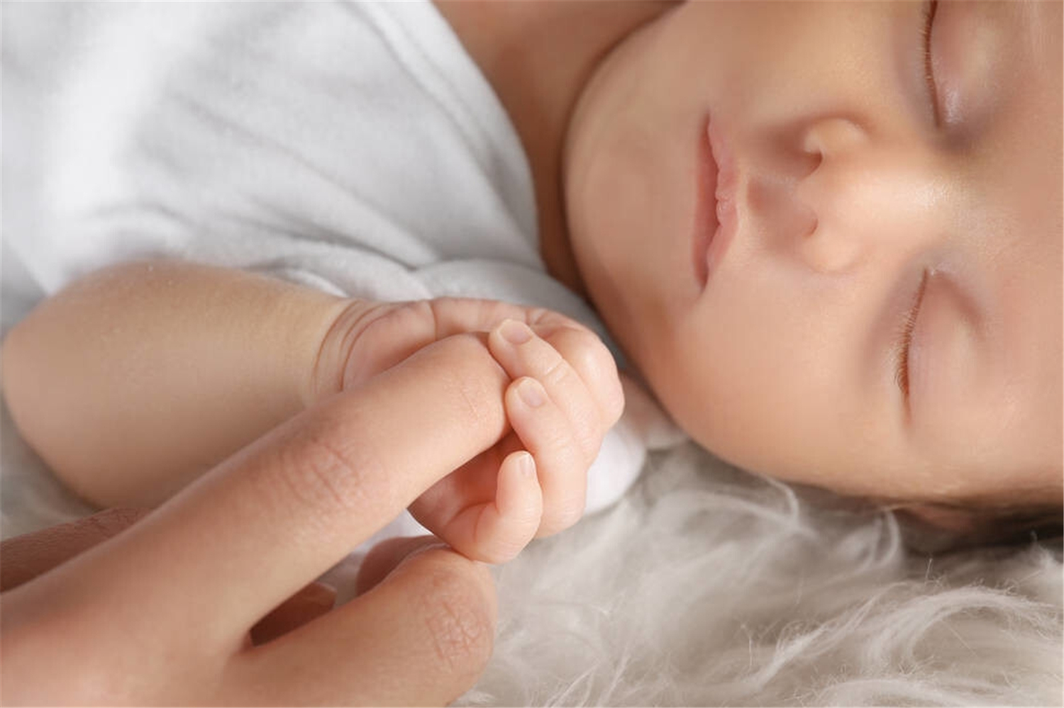 宝宝不摸妈妈就睡不好解决办法,宝宝必须摸妈妈肚子睡觉