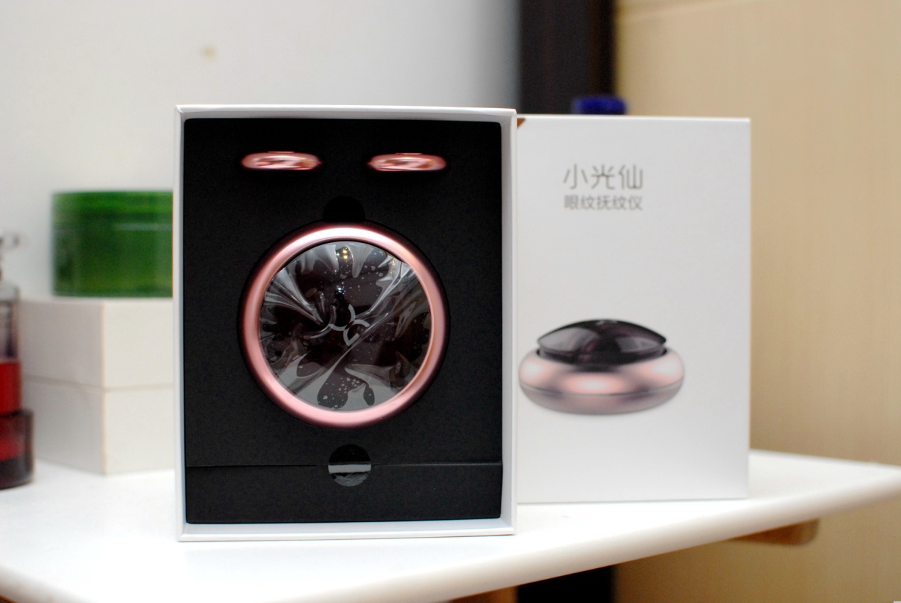 28倍冷光嫩肤，轻松抚走鱼尾纹：小米有品小光仙眼纹抚纹仪