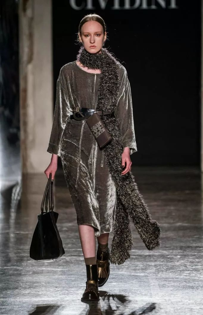 丝绒打底秋冬高级感 (今年秋冬丝绒要火高级又显气质)