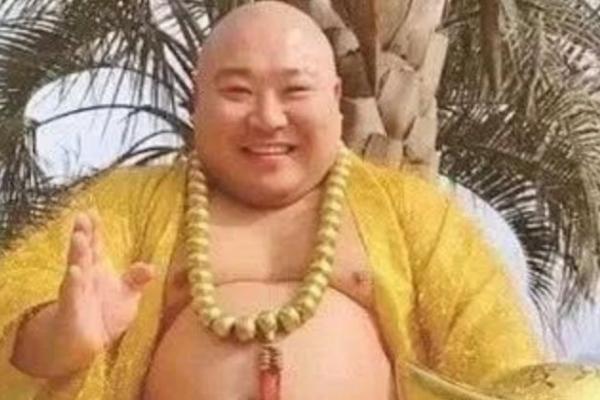 男子因酷似弥勒佛被供养,男子酷似弥勒佛走红