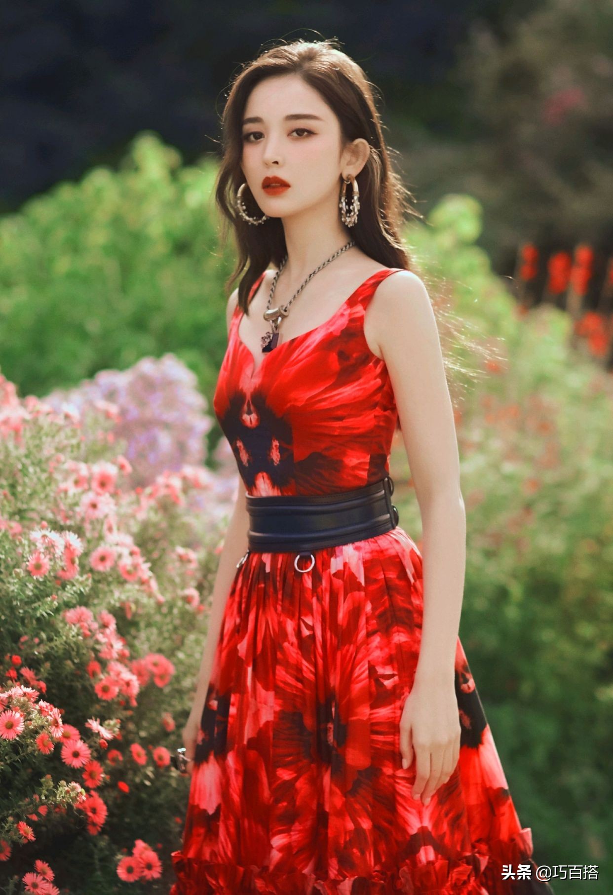 娜扎斜肩黑色丝绒长裙造型,娜扎吊带裙穿搭