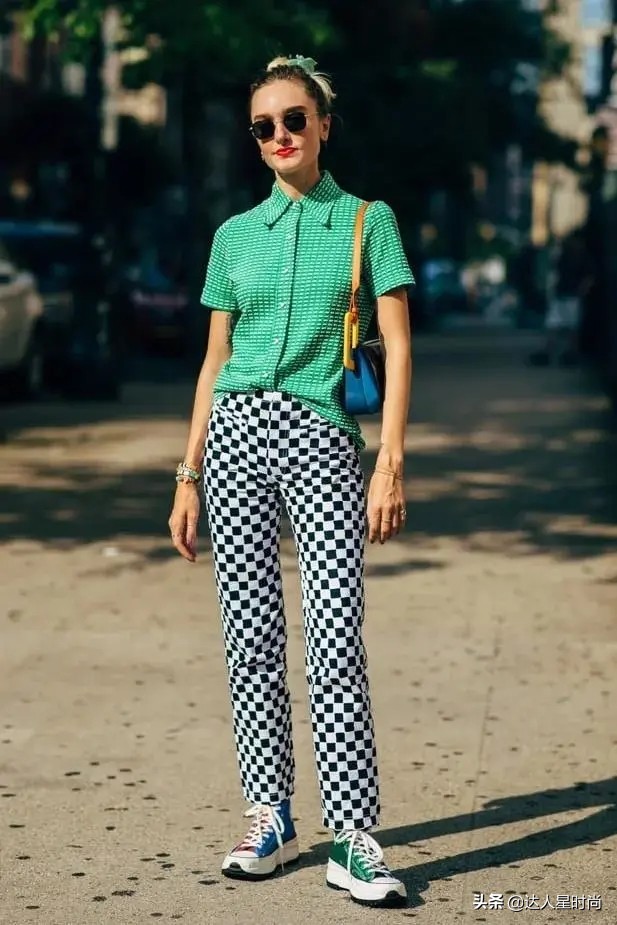 别再穿卫衣了今春这么穿才时髦,杨幂赵露思同款袄