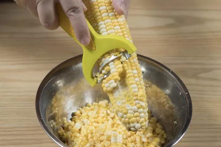 嫩玉米切碎用，大鱼小鱼都爱吃，不易空军
