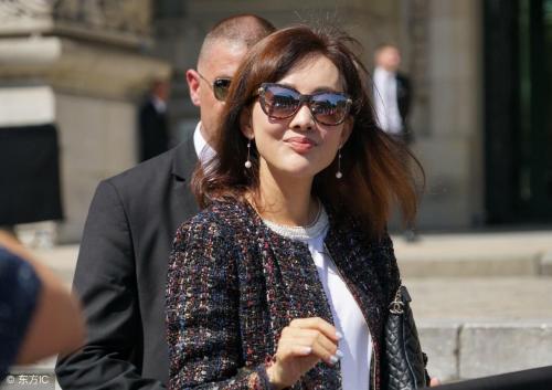 牛莉春晚红色大衣,牛莉春晚大衣图片