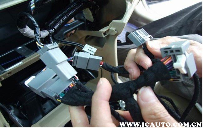 车载显示屏触摸失灵怎么办,车载显示屏不亮的原因