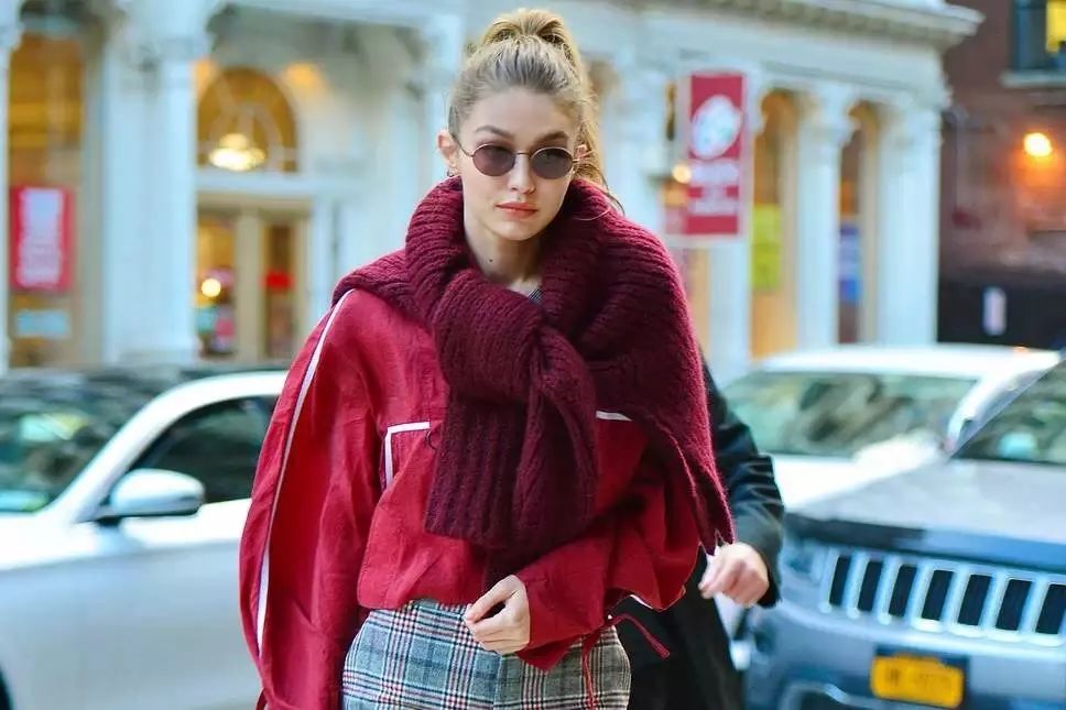 时尚轻奢感明星系列羊羔绒围巾,最潮的围巾的15种戴法超级实用