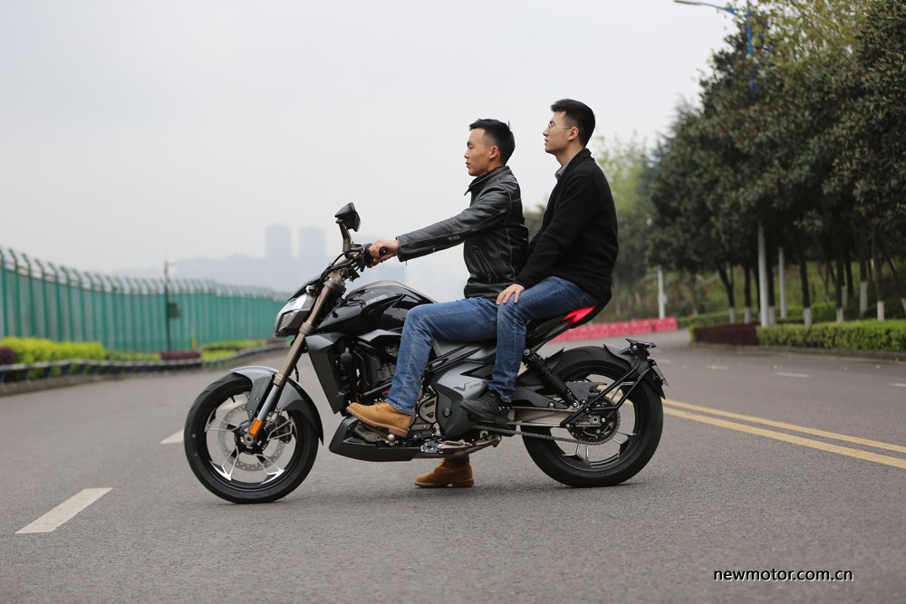 升仕310V试驾/多图:舒适好骑的运动太子车,标配ABS,全LED灯具