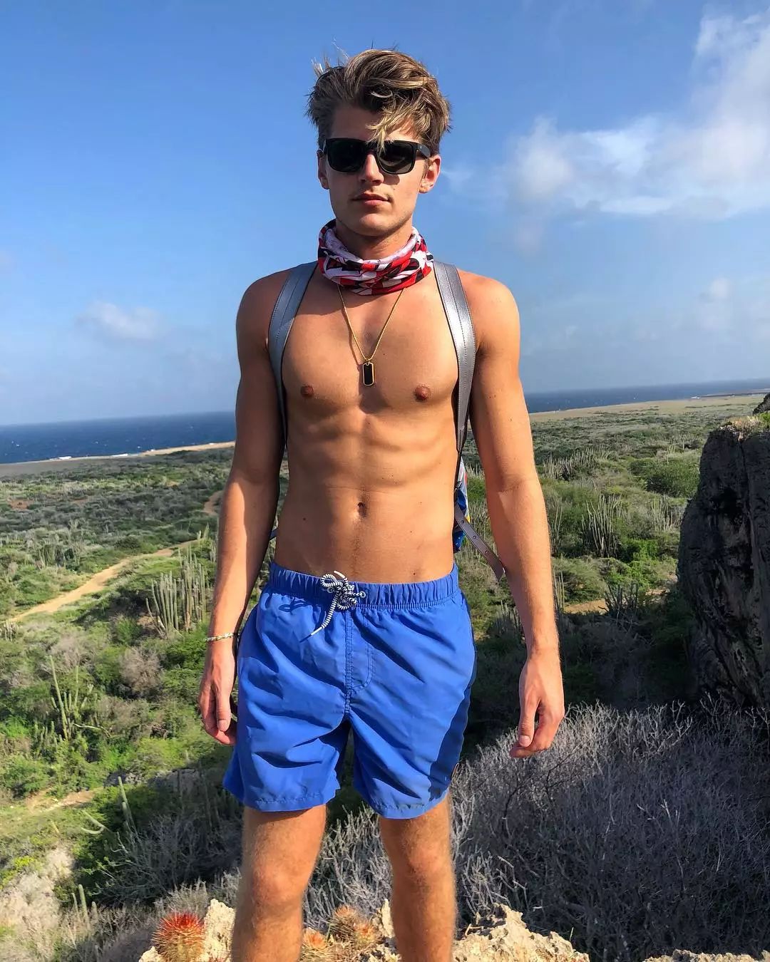 被嘲笑路人长相的搞笑网红TwanKuyper，成为Versace男模