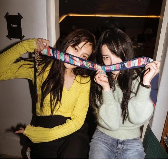 朴秀荣穿搭黑色毛衣,朴秀荣牛仔裤最新街拍