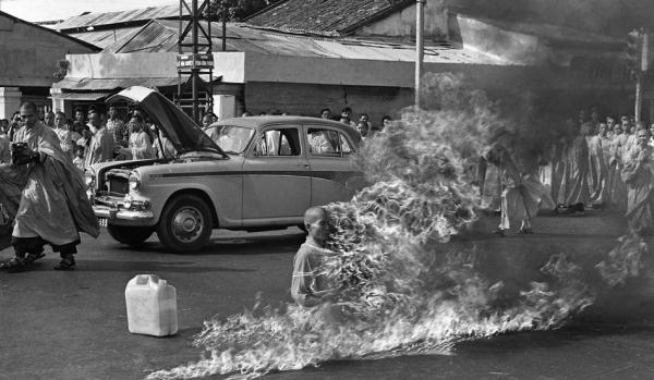 1964年，北越的蛙人有多厉害？六人巧施妙计，炸沉美军卡德号航母