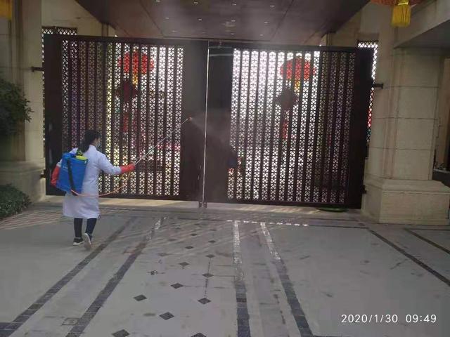 疫情之际暖心行动——锦艺物业管家“兼职”快递小哥