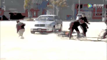 日本警示教育现场演绎交通安全,日本卡车在学校撞击儿童