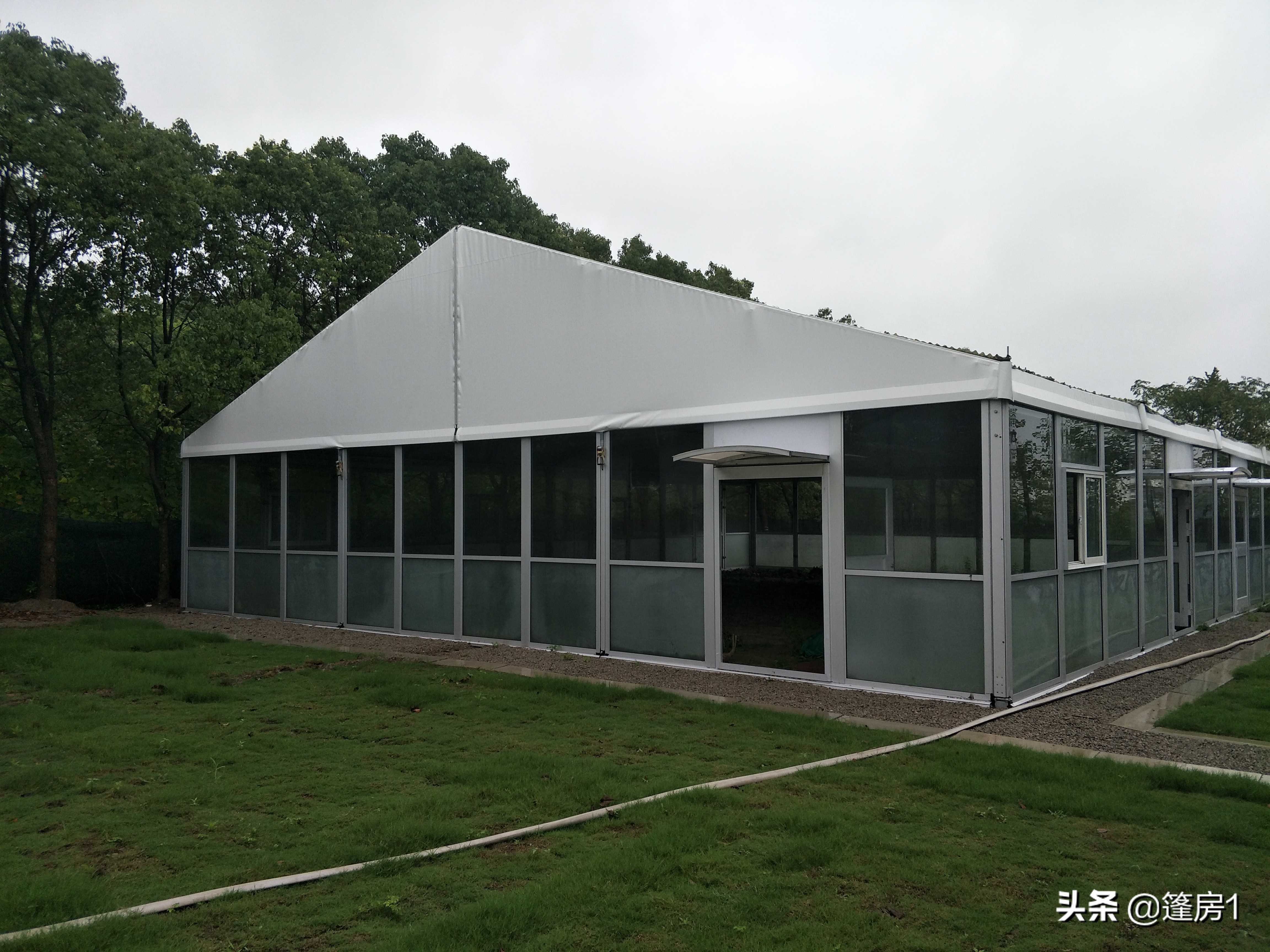 上海出现了这种篷房建筑，比钢结构漂亮，比集装箱灵活