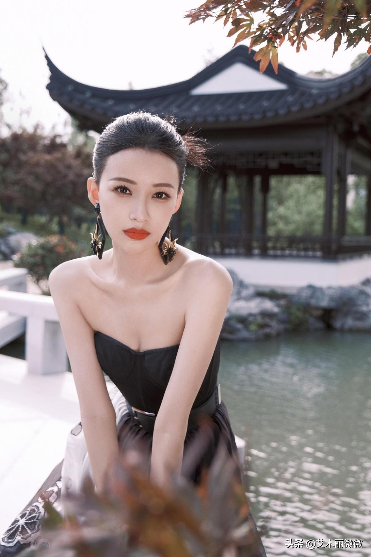 孙怡黑天鹅抹胸长裙,孙怡露背长裙