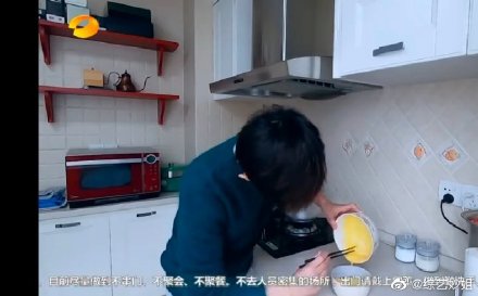 何炅同款随手小蛋糕完整教程出炉,何炅用方便面做蛋饼的视频