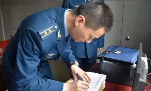 军队文职基本工资就有9000吗,军队文职招聘难吗