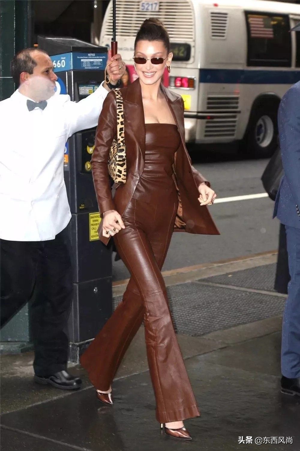 论一件黑西装到底有多能搭,皮西装真的百搭