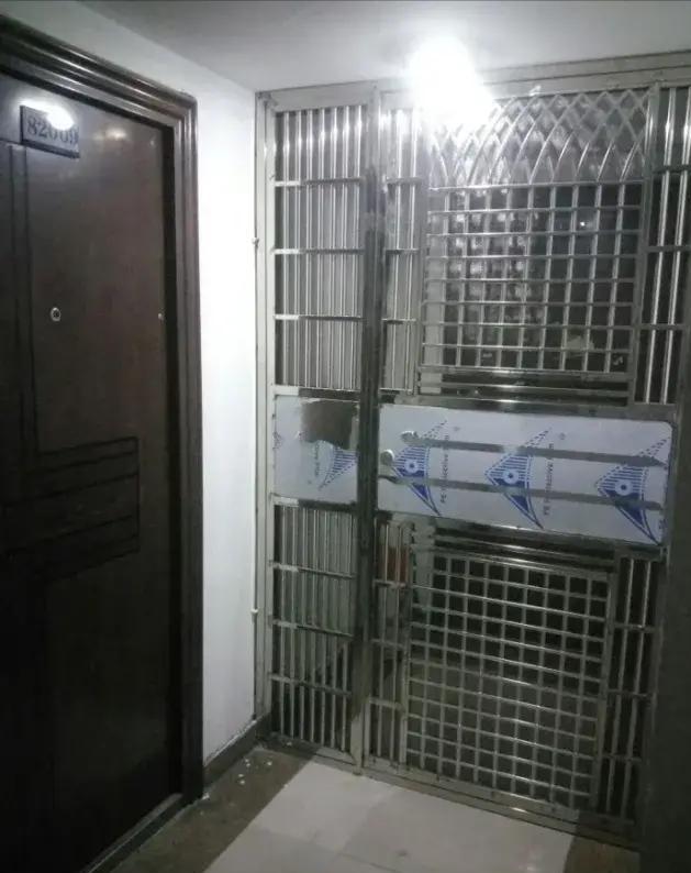 邻居用铁门占过道怎么办,邻居强行霸占公共道路可以报警吗