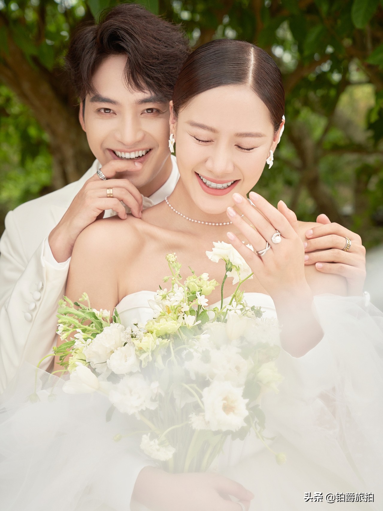 又是一款让人心动的缎面婚纱,美到忍不住收藏的几组婚纱照