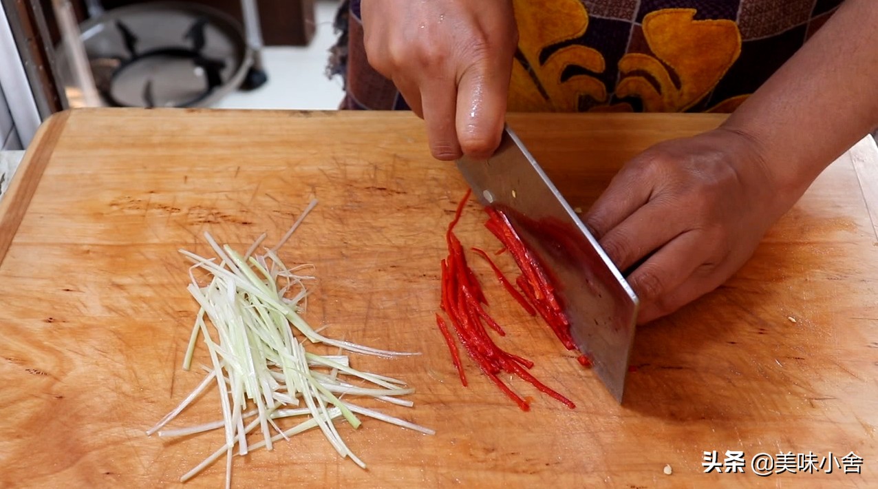 清蒸鲈鱼肉质鲜嫩无腥味家庭最爱,家庭版清蒸鲈鱼的正确做法