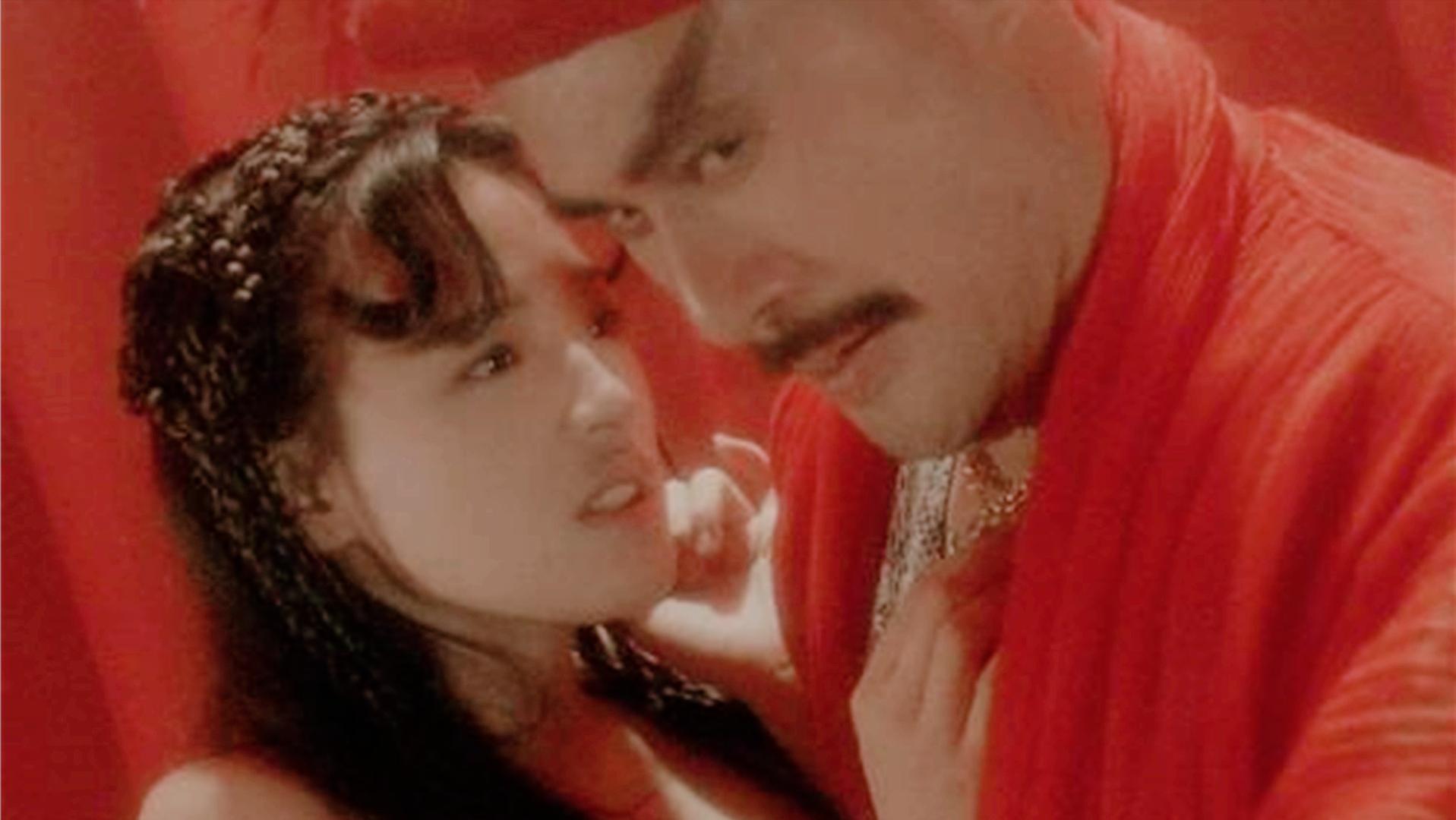 他被誉为“风月片”教父，拦截训练中的女兵，直言：我们结婚吧