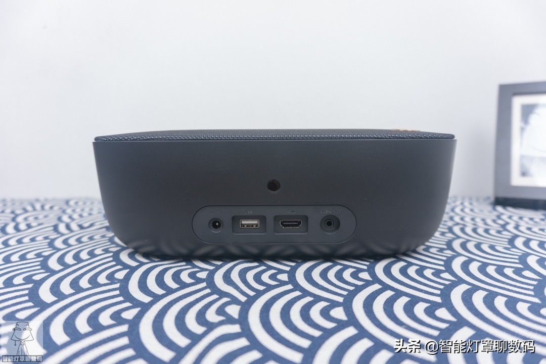 深圳小伙的快乐出租屋（上）：千元1080P投影+头戴蓝牙耳机