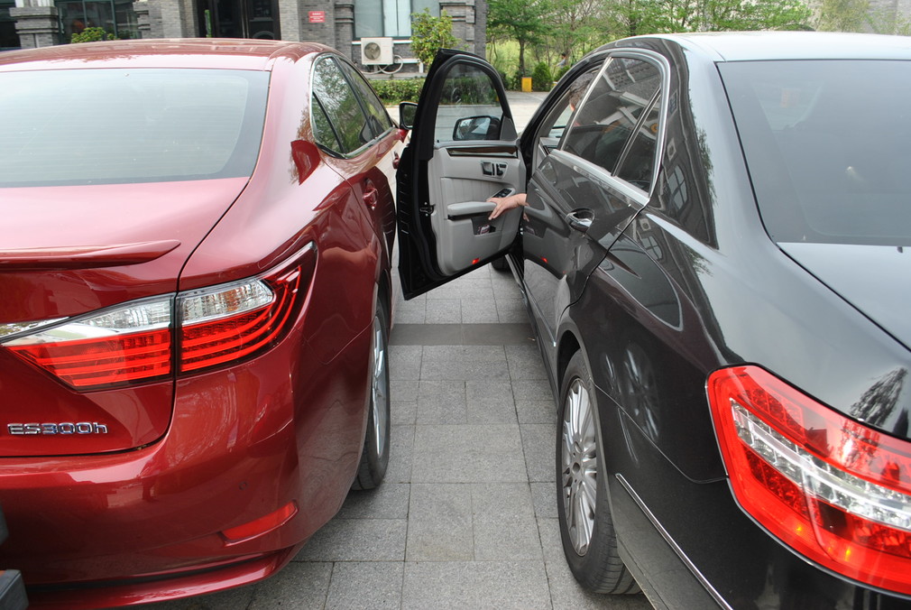 开门磕碰掉漆修补,车门被别人开门碰掉漆怎么索赔