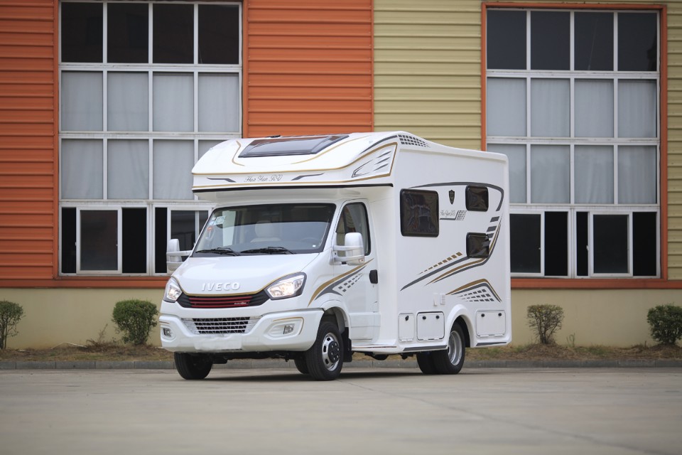 飞翔房车2.2t柴油版小额头房车,花费1w改造小房车