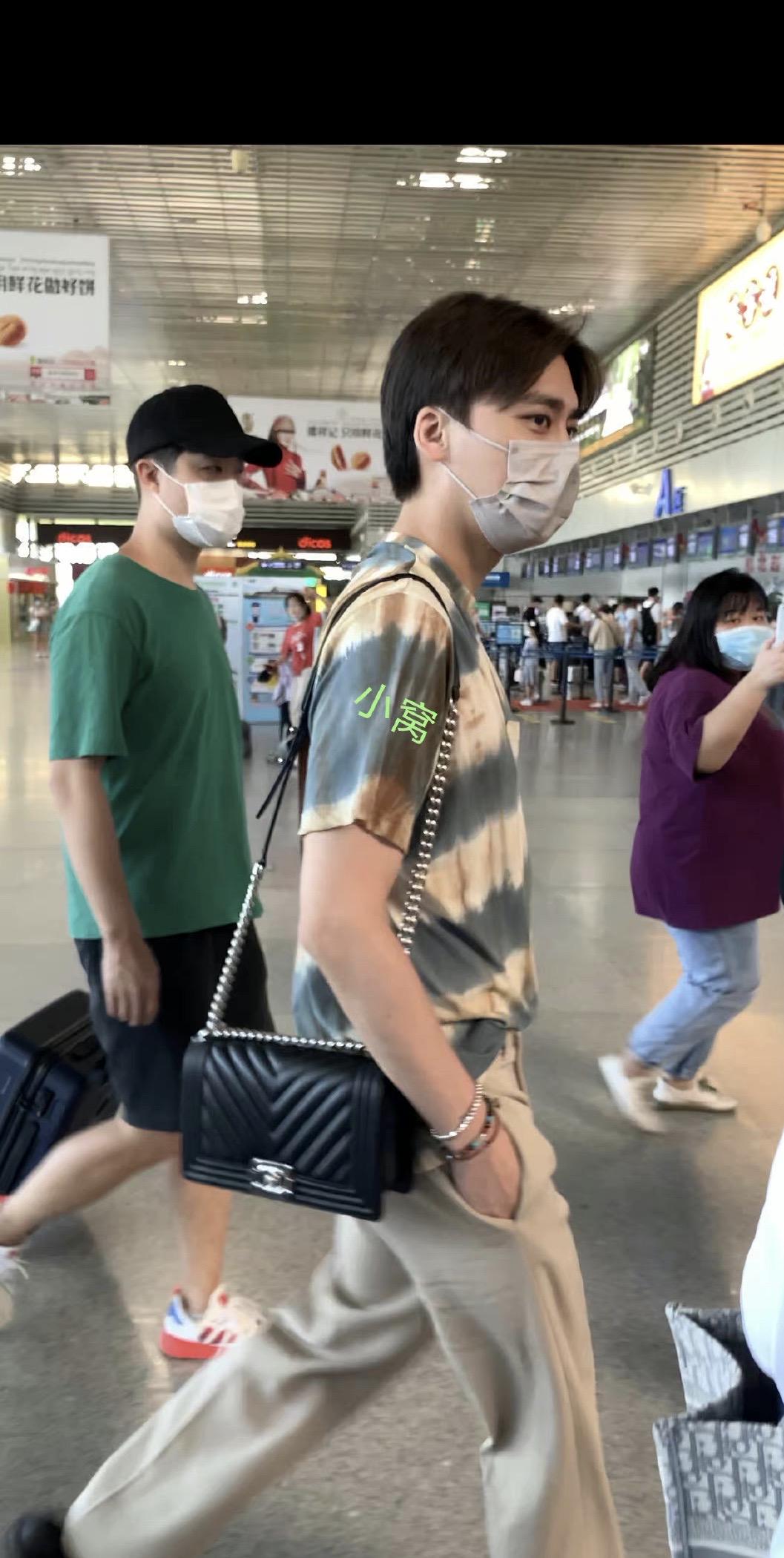 李易峰出席活动穿衣搭配,李易峰穿衣搭配最新