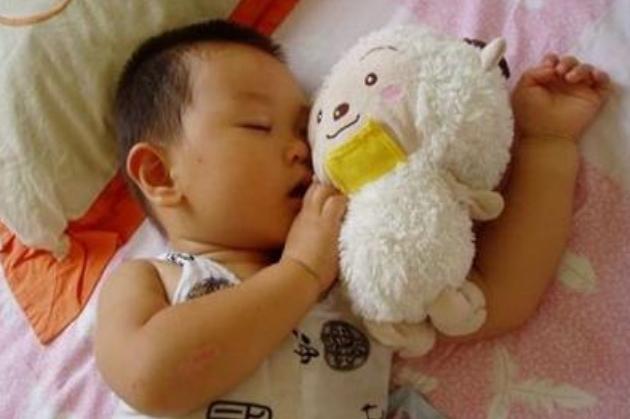 小孩老是蹬被子嫌热是怎么回事,宝宝睡觉脚心热蹬被子什么原因