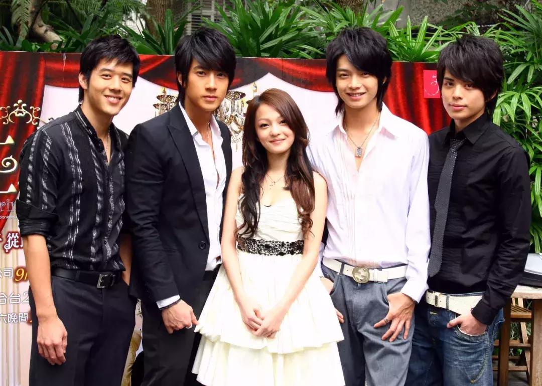 “过气”十年,凭什么她发个问号也能上热搜?