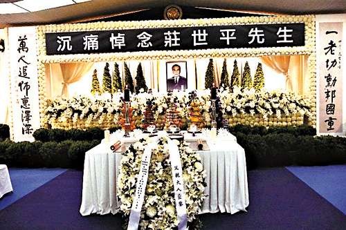 他是最穷的亿万富豪,有几十家银行,却无房无车,儿子是货车司机