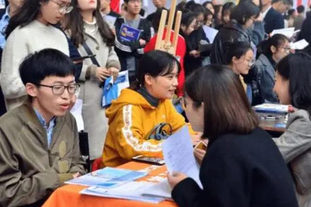 军队文职基本工资就有9000吗,军队文职招聘难吗