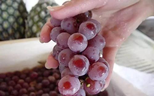 葡萄外皮上有一层白霜可以吃吗,葡萄和提子上面有农药残留吗