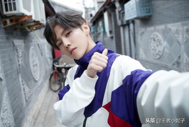 关晓彤穿黑色衣服显腿长的照片,关晓彤长腿穿足球服