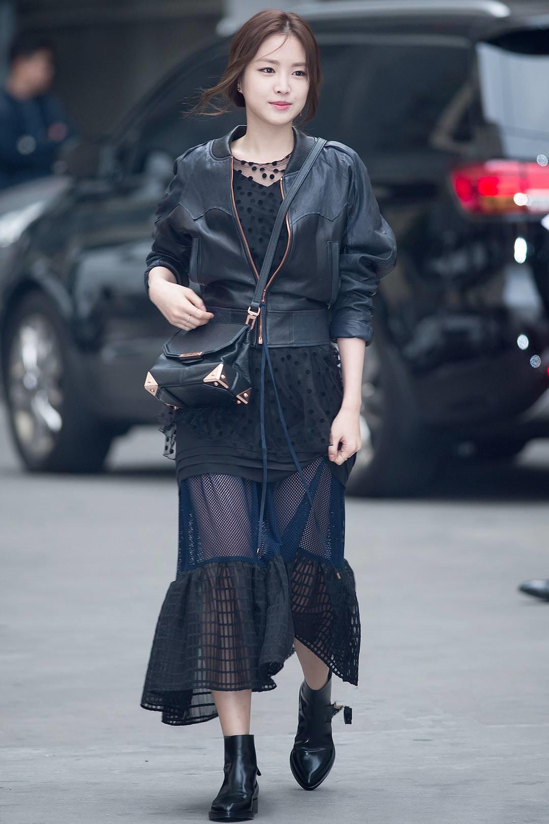 南韩妖精孙娜恩穿搭,孙娜恩春日游穿衣搭配