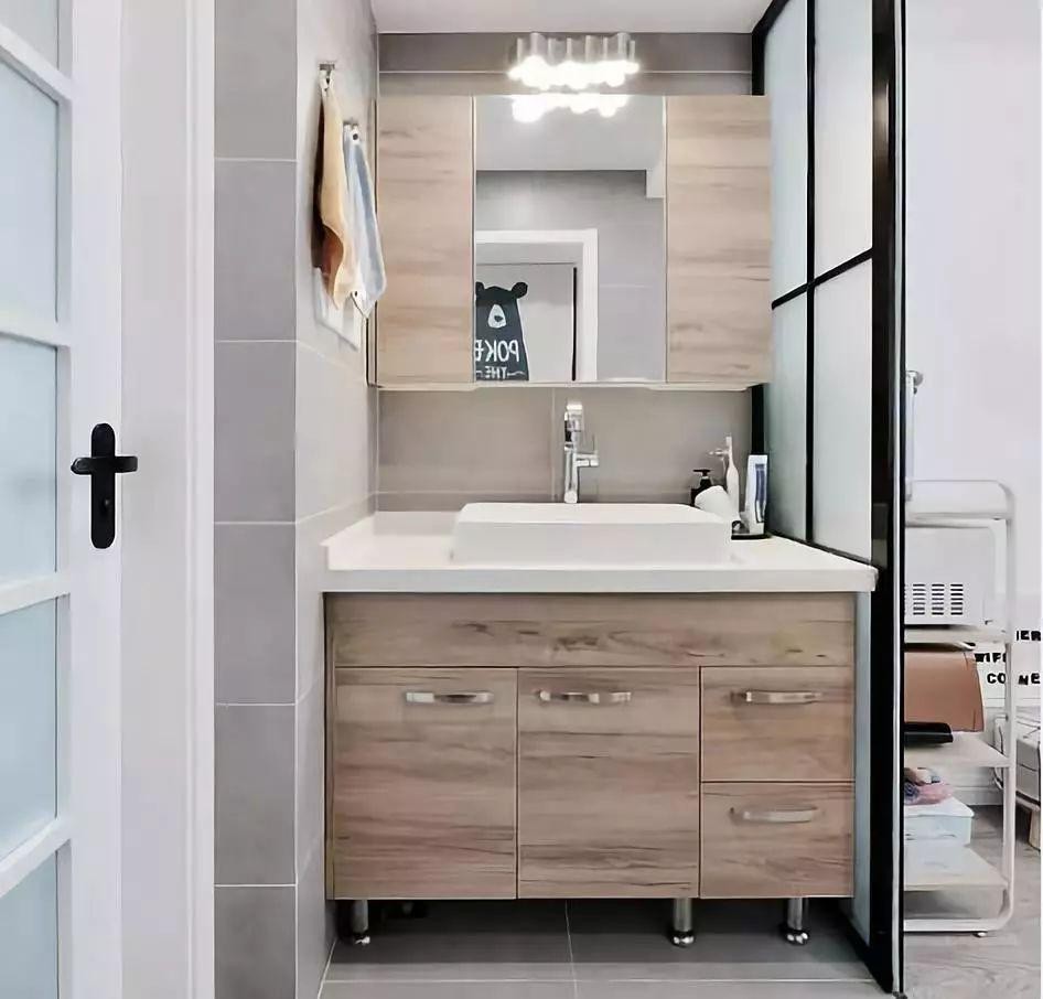 入户门对着卫生间如何改造,入户门正对卫生间门中间砌一堵墙