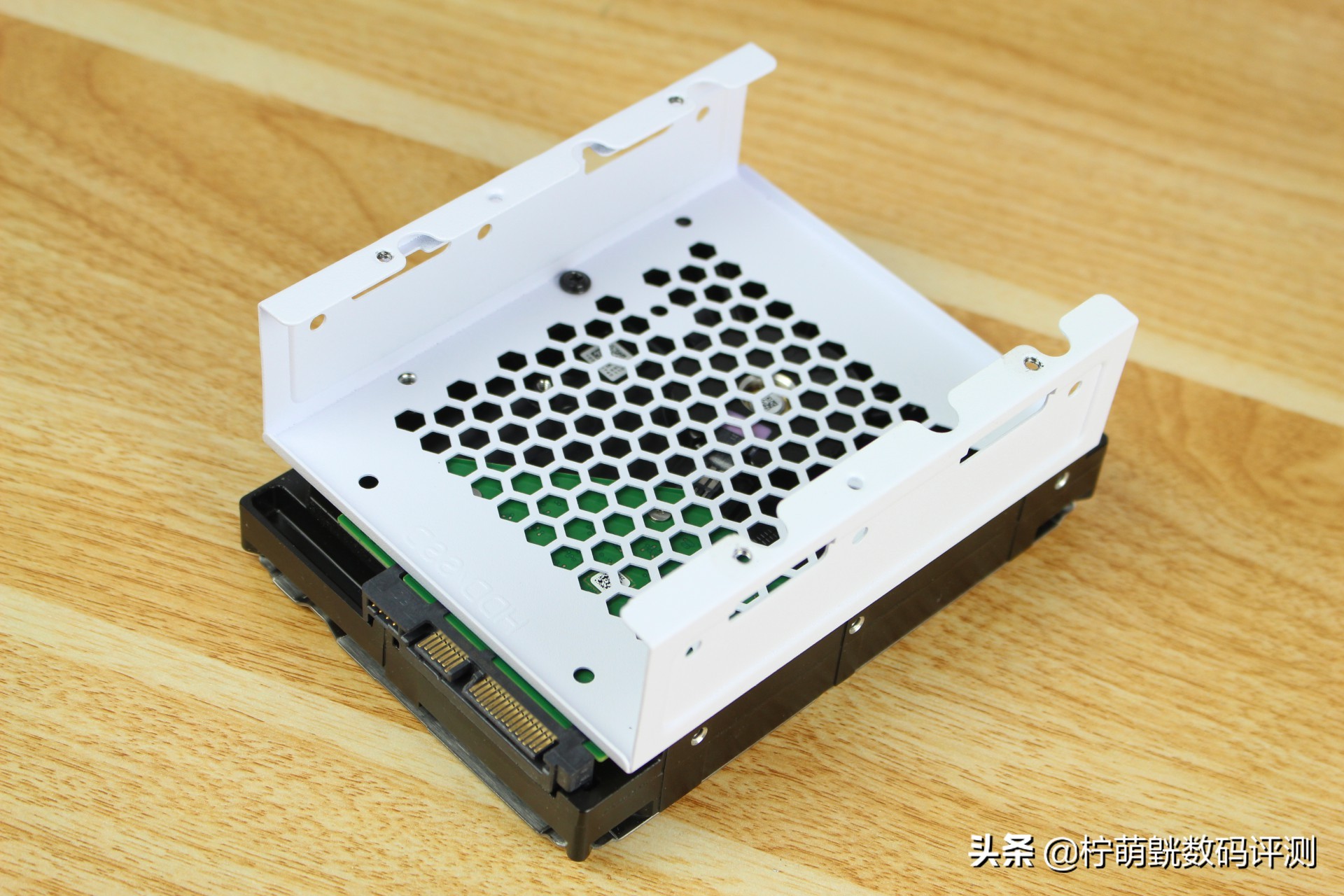 神光侧透不单调，畅快装机不求人易大师神光白色版上机体验