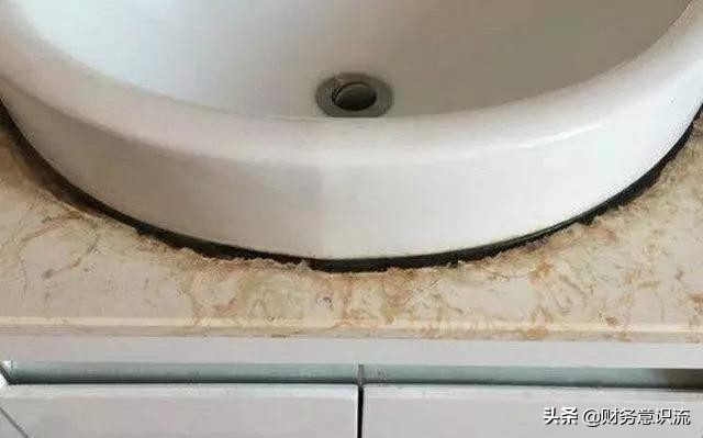 入住半年卫生间发霉怎么回事,洗手盆边上玻璃胶发霉怎么去除