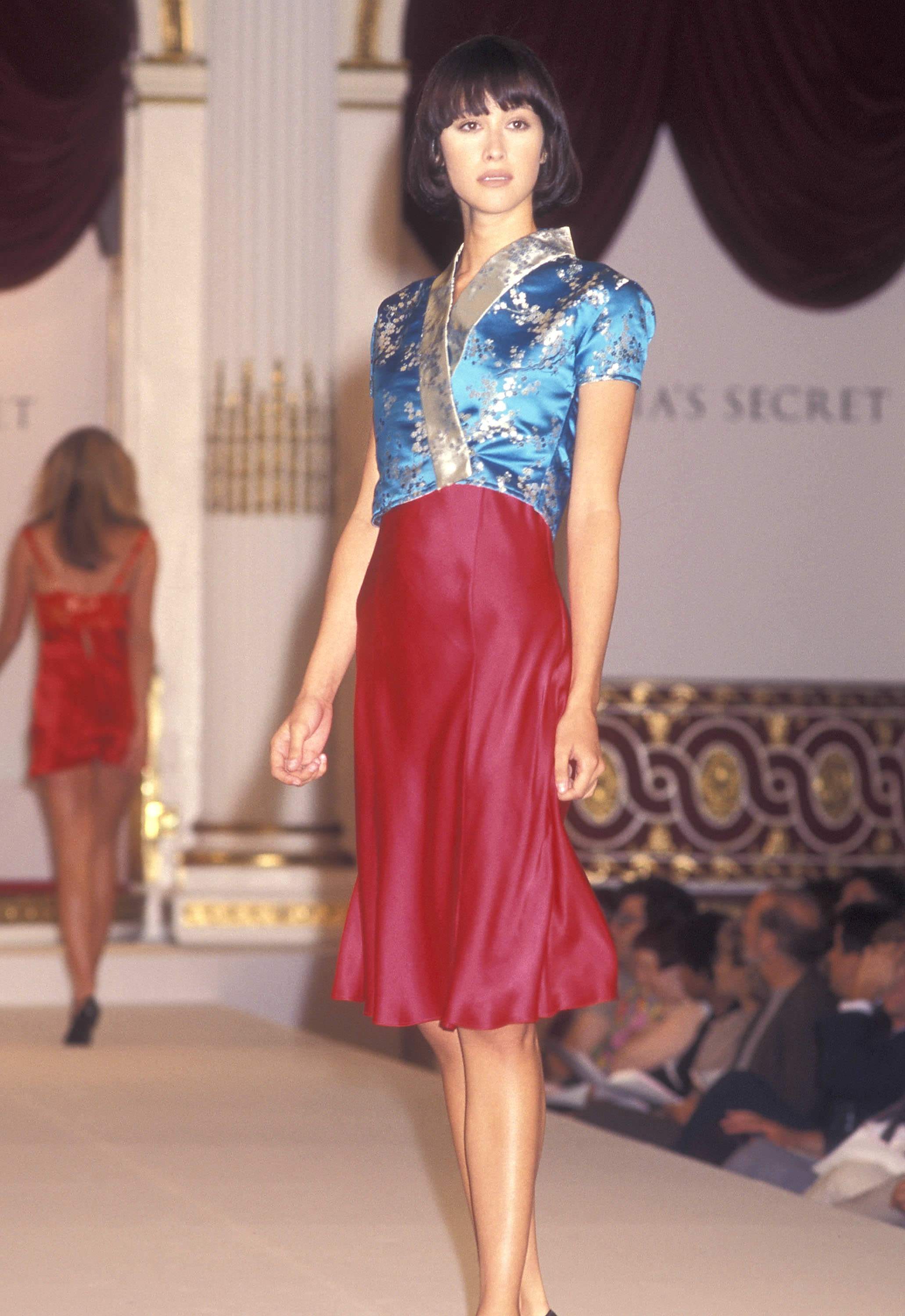 简陋的“维多利亚的秘密”时装秀，无人关注的模特，自杀的创始人