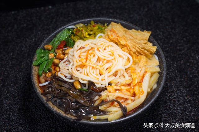 柳州螺蛳捞粉做法,柳州特产螺蛳粉的做法步骤