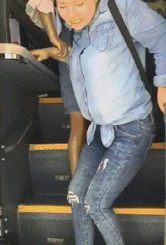 “兄弟睡觉压得胳膊都变色了，要不要叫醒他？”醒来一定很酸爽