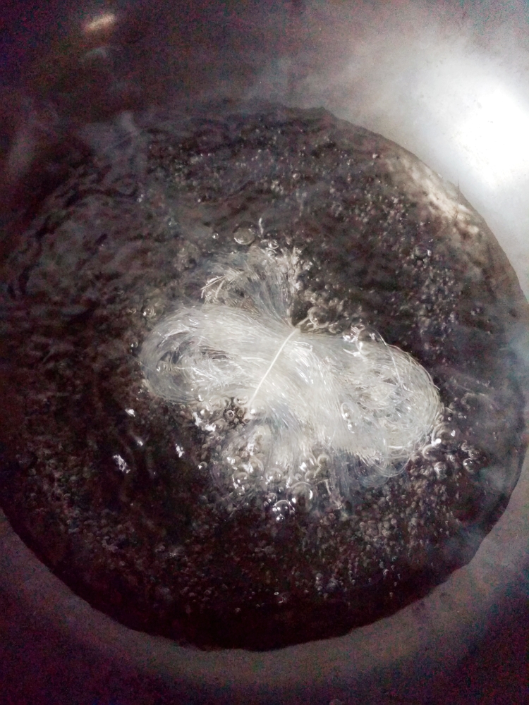 自己下厨做花甲鲜虾生蚝粉丝煲,小白锅做蒜蓉花甲粉丝煲家庭版