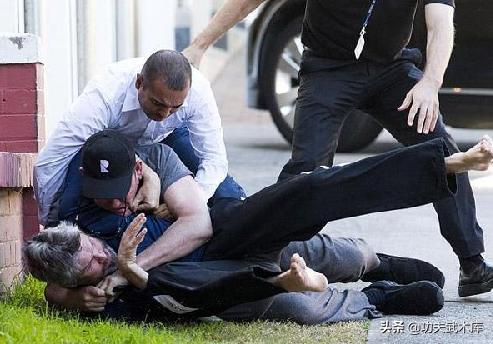 与歹徒搏斗动作,街头格斗小技巧