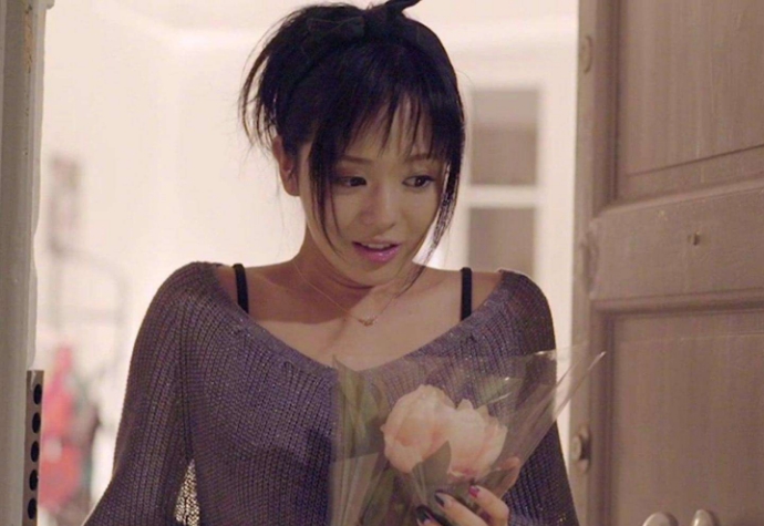 苍井空晒与双胞胎儿子合照，脸圆嘟嘟很可爱，母乳问题已经解决了