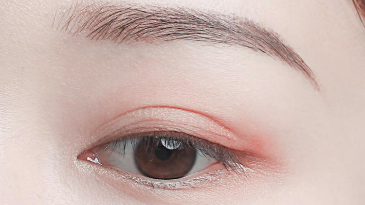 天生眼睛眉毛不对称怎么矫正,天生左右脸不对称怎么矫正