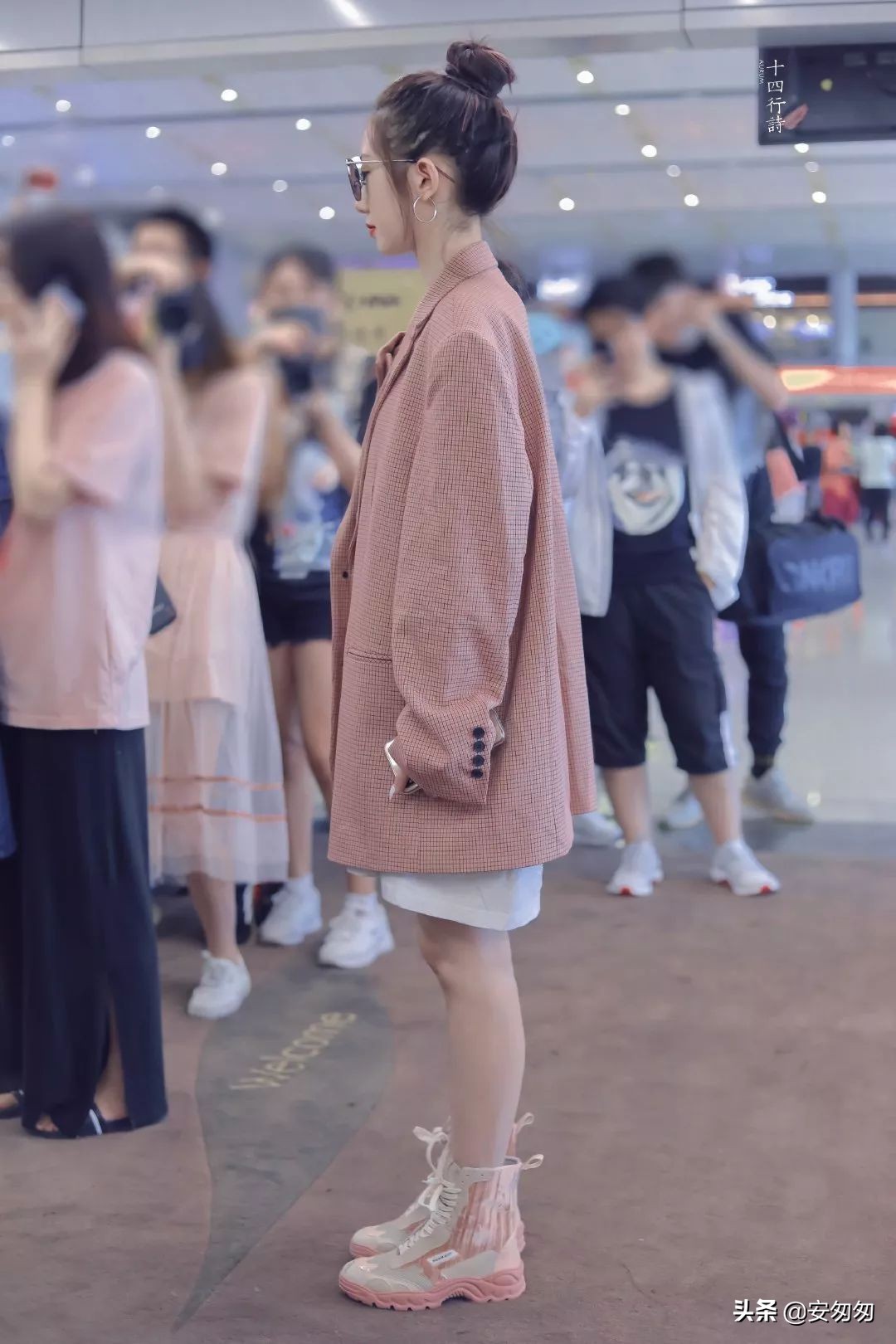下半年第一周明星们都穿哪些转运装，一起看明星机场秀吧