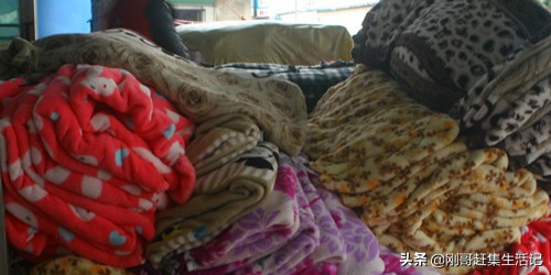 摆摊卖毛毯挣钱吗,陕北赶集卖毛毯